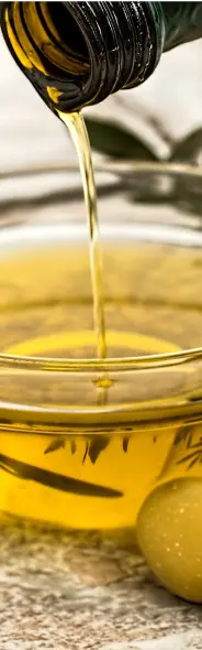 Goldenes Olivenöl aus einer Flasche