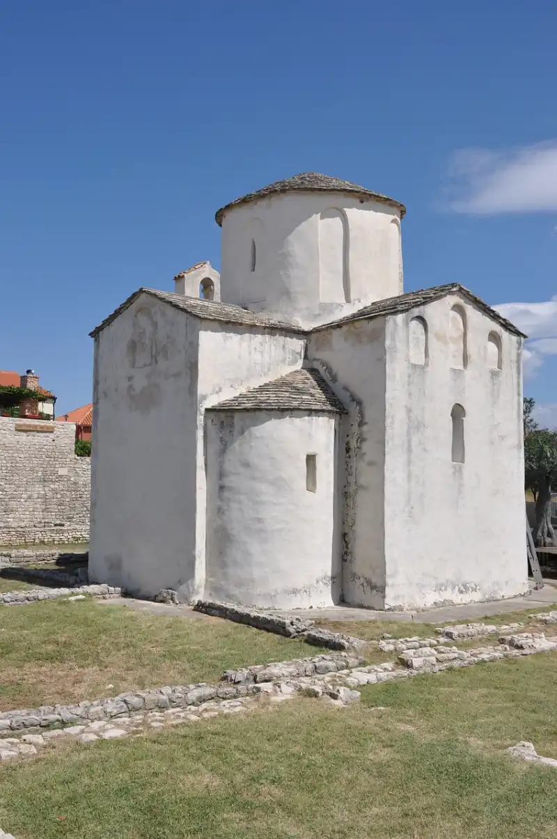 Crkva svetog Križa je srednjovjekovna crkva u Ninu, Hrvatska. Ova slika prikazuje ljepotu crkve, sa njenim bijelim zidovima i okruglim krovom