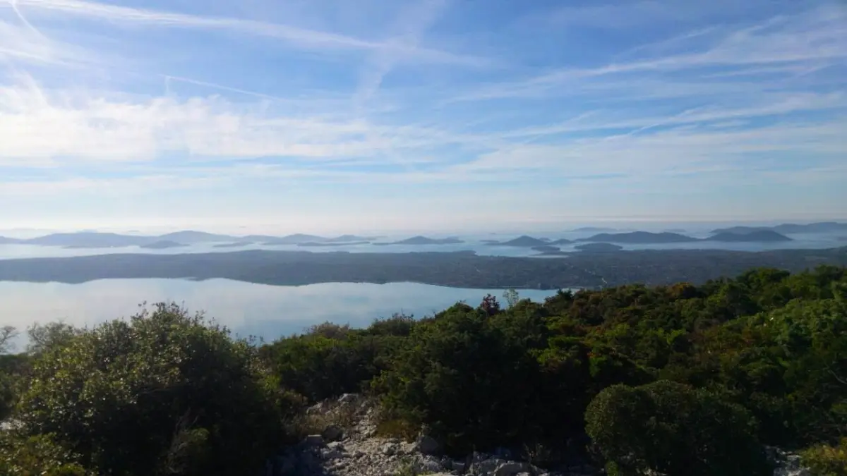 Ein Naturwunder, die Adria beheimatet eine Vielzahl von Meereslebewesen. Dieses Bild fängt die Schönheit der Adria ein, mit ihrem klaren blauen Wasser und den umgebenden Bergen und Inseln